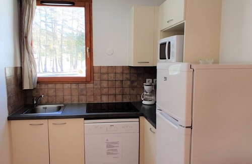 Saint-Etienne-en-Devoluy Ski Chalet | Charming Duplex Chalet in Le Hameau du Puy, Sleeps 6, Near Slopes, with Pool Access
