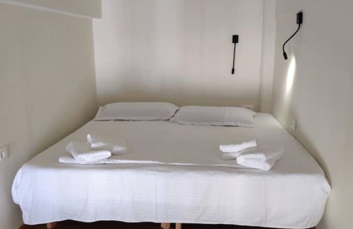 Qender Hotel | Charming Duplex for 6 in the Heart of Saranda – Steps from the Beach