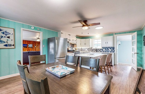 Fulton House | Charming duplex with fast WiFi 2 blocks from beach - snowbirds welcome