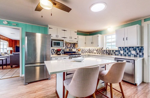 Fulton House | Charming duplex with fast WiFi 2 blocks from beach - snowbirds welcome