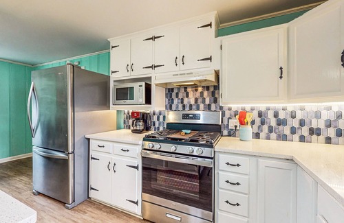 Fulton House | Charming duplex with fast WiFi 2 blocks from beach - snowbirds welcome