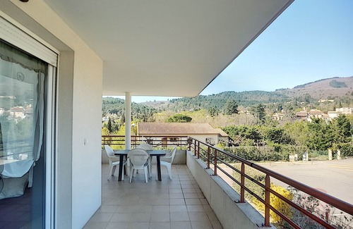 Lamalou-les-Bains Apartment | Charming F3 Apartment with Terrace, A/C, Parking, near Lamalou-les-Bains, 700m from Thermal Spa