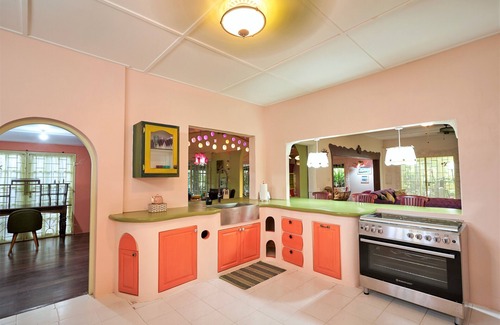 Rockley Cottage | Charming Fairy Cottage - 2 Minutes from Beach