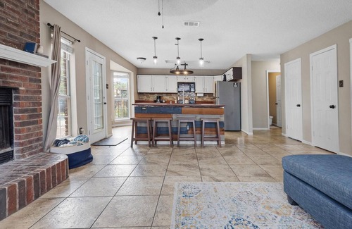 South Arlington House | Charming family home with king bed - private pool - fast wifi - ARCADE