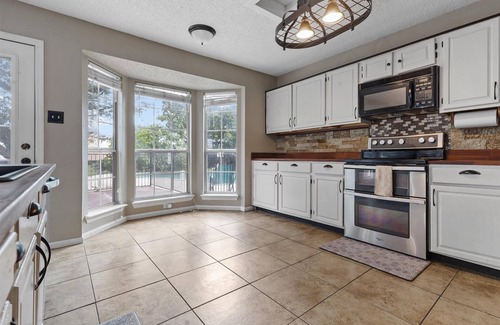 South Arlington House | Charming family home with king bed - private pool - fast wifi - ARCADE