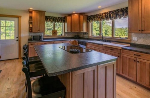 Stratton and Bromley Ski Areas House | Charming Farmhouse 5 minutes from Magic Mountain & close to 5 other Ski Resorts