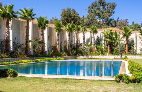 Cesme Apartment | Charming Flat near Sea with Shared Pool in Cesme