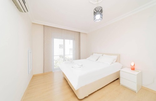 Konyaalti Apartment | Charming Flat w Balcony 5 min to Beach in Antalya