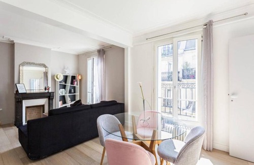 Quartier de la Plaine-de-Monceaux Apartment | Charming flat with balcony near Parc Monceau for 4