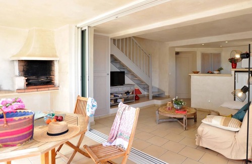Lecci Apartment | Charming flat with its feet in the water