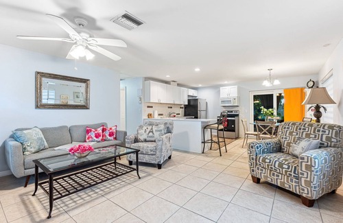 East Naples Villa | Charming Florida home: only 2 miles to the beach and 5th Ave
