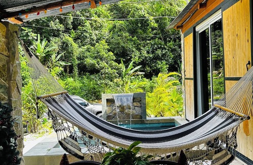 Utuado Cabin | CHARMING FOREST LOG CABIN