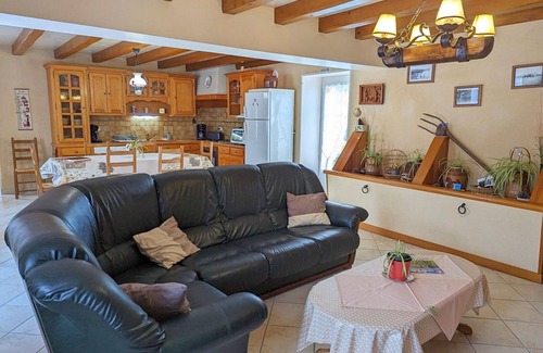 Saint-Genis-d'Hiersac Cottage | Charming riverside home with WiFi, bikes, and more – sleeps 7, near Charente