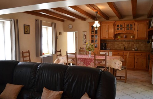 Saint-Genis-d'Hiersac Cottage | Charming riverside home with WiFi, bikes, and more – sleeps 7, near Charente