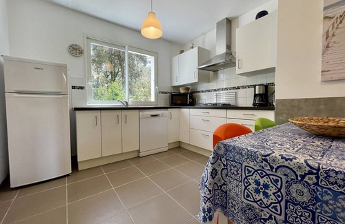 Domino House | Charming 2-Bedroom House Near Domino Beach with Garden, Parking, and Free WiFi