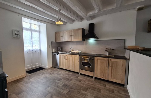 Verneuil-sur-Igneraie Cottage | Charming Countryside Home with Garden, Near Historic Sites