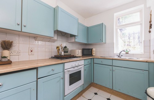 Avonmore and Brook Green Apartment | Charming Garden flat in Central London with FREE WiFi