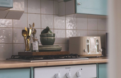 Avonmore and Brook Green Apartment | Charming Garden flat in Central London with FREE WiFi
