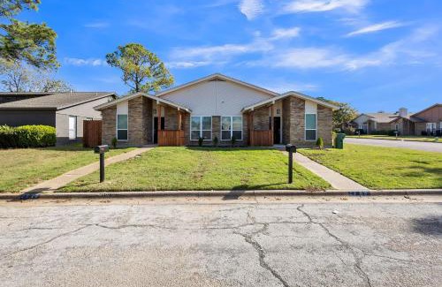 West Arlington Apartment | Charming Getaway in the Heart of Arlington Duplex