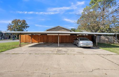 West Arlington Apartment | Charming Getaway in the Heart of Arlington Duplex