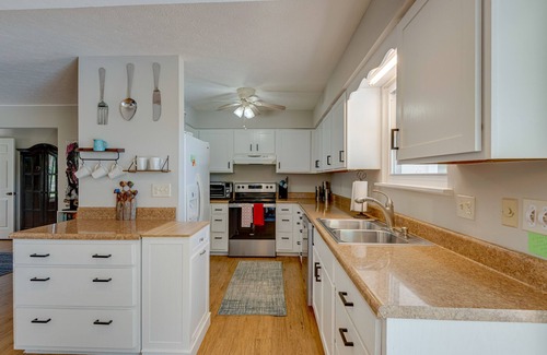 Ashland City House | Charming Getaway - Ping Pong - Pool - Hot Tub