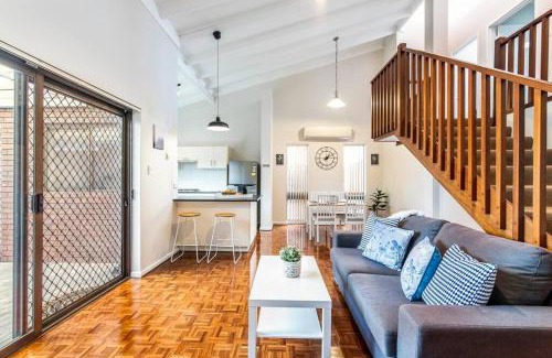 East Victoria Park House | Charming Getaway Steps from Attractions & Amenities