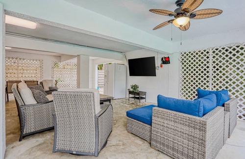 Siesta Key House | Charming getaway with a pool, WiFi, washer/dryers & two full kitchens
