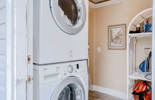 Siesta Key House | Charming getaway with a pool, WiFi, washer/dryers & two full kitchens