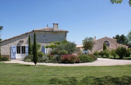 Fontaines-d'Ozillac Villa | Charming gîte 120 m2 for 6 people: 3 bedrooms and 2 bathrooms with private parking and garden. On-site swimming pool and private park. Discreetly adjoining the Gîte Eucalyptus with private garden, terrace and parking. Exposition Sud Es