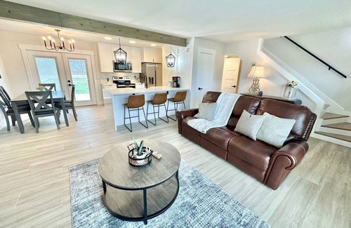 Wetmore House | Charming Glass Balcony Townhome near Six Flags and City of Boerne