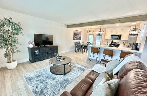 Wetmore House | Charming Glass Balcony Townhome near Six Flags and City of Boerne