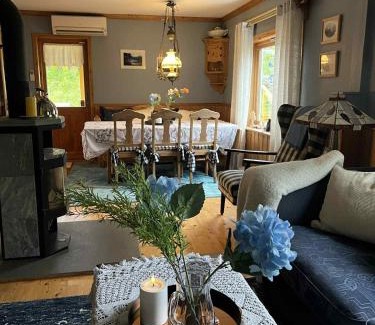 Sørvagen House | Charming golden cabin with breathtaking sea views