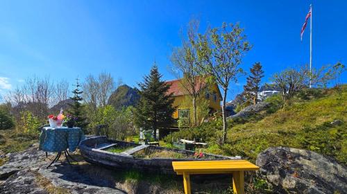 Sørvagen House | Charming golden cabin with breathtaking sea views
