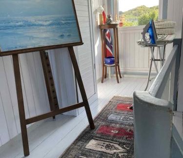 Sørvagen House | Charming golden cabin with breathtaking sea views