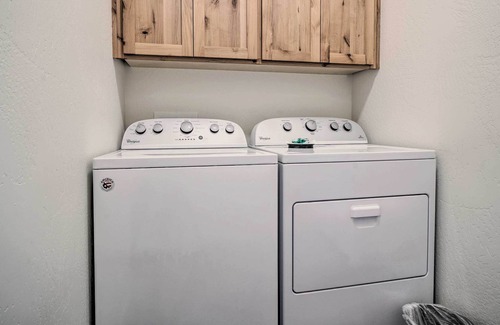 Grants Pass House | Charming Grants Pass Home: Patio & Fire Pit!