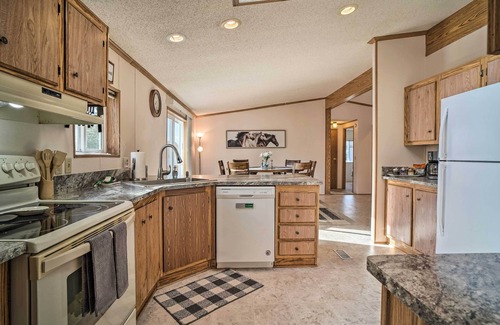 Grants Pass House | Charming Grants Pass Home w/Large Backyard!