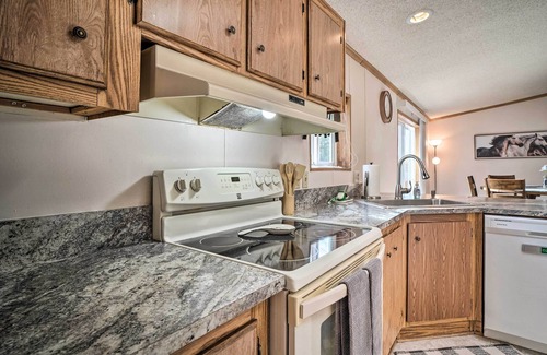Grants Pass House | Charming Grants Pass Home w/Large Backyard!