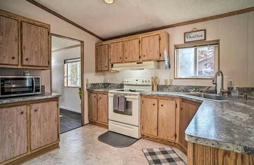 Grants Pass House | Charming Grants Pass Home w/Large Backyard!