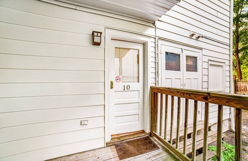 Hammondsport Apartment | Charming, Ground-Floor Getaway w/ a Kitchenette, Free WiFi, & a Furnished Deck