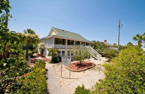 Savannah Beach Cottage | Charming Ground-Floor Suite w/Full Kitchen & Free WiFi - Near Dining & Shops