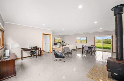 Hastings House | Charming Guesthouse Retreat in Hastings w laundry