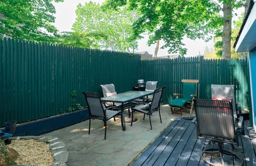 Springs Cottage | Charming Hamptons cottage with private deck & full kitchen - walk to beach