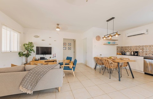 Washington Villa | Charming hideaway 2 min from Palm Beach, with Private Pool, Outdoor