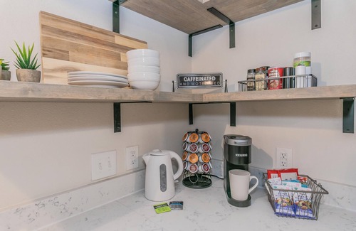Crestline Area House | Charming Home Near Dickies+Free Biweekly Clean+KING Bed+Fully Furnished