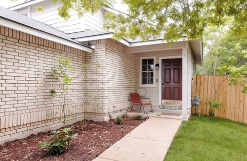 Converse House | Charming Home Near Lake, not far from Riverwalk, Shopping & SA Attractions!
