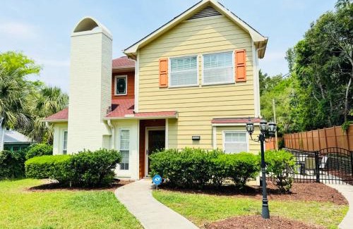 Windy Hill House | Charming Home - Pet Friendly - 4 Blocks from Beach