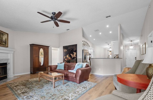 Doctors Inlet House | Charming Home/Quiet Neighborhood/Large Private Fenced Yard/Wifi