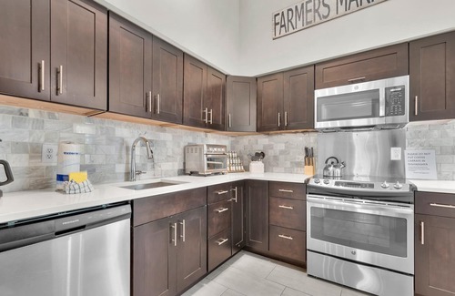 Dixon Park House | Charming Home w/Cozy Porches, Courtyard, and Parking by Lucky Savannah