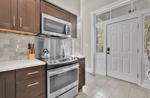 Dixon Park House | Charming Home w/Cozy Porches, Courtyard, and Parking by Lucky Savannah