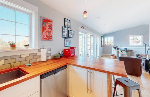 Bend House | Charming home with breathtaking mountain views, balcony, & kitchenette
